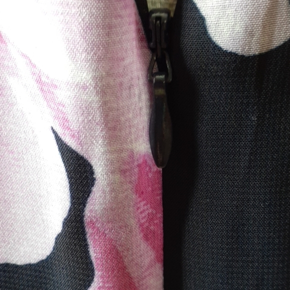 VINCE CAMUTO  GORGEOUS  FLORAL DRESS - Picture 4 of 8